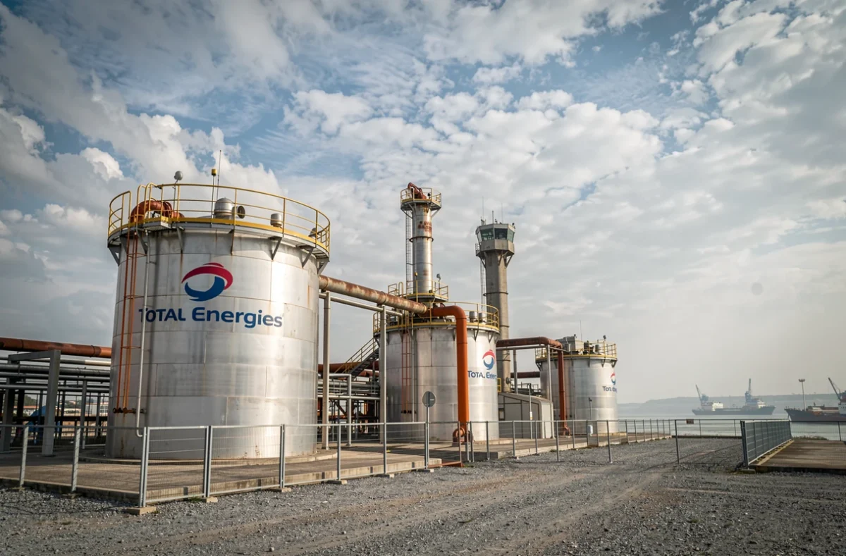 Raffinerie Total Energies avec réservoirs de stockage de pétrole et infrastructures industrielles côtières